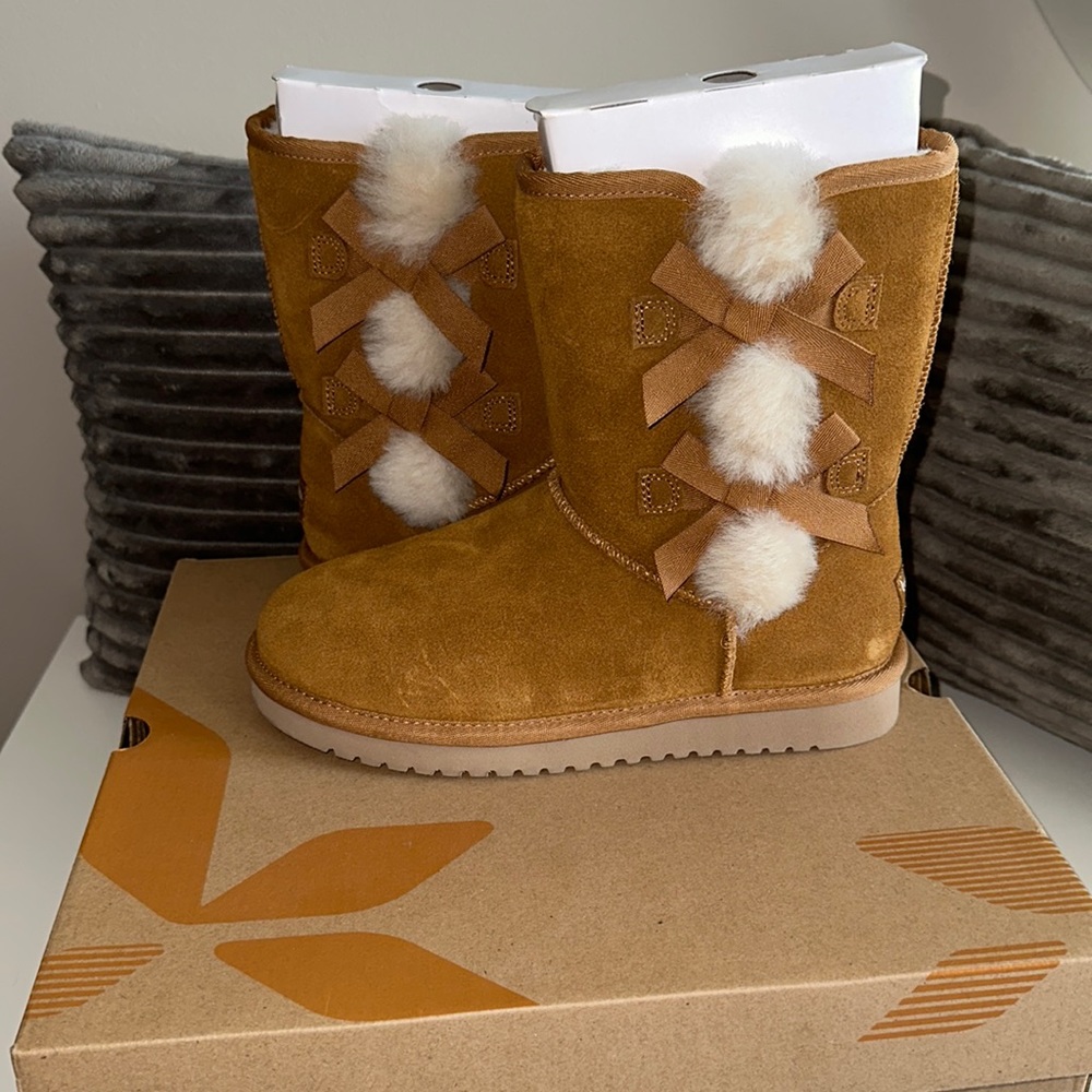 Like new Koolaburra by UGG Victoria boots